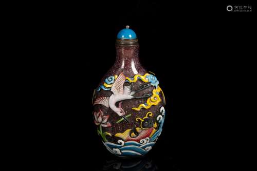 A CARVED 'FISH AND BIRD' GLASS SNUFF BOTTLE