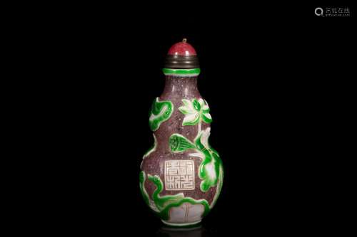 A GREEN AND WHITE OVERLAY 'LOTUS' DOUBLE GOURD SNUFF BOTTLE