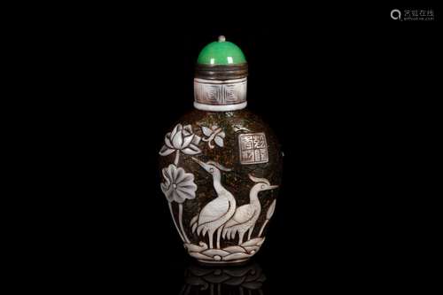 AN OVERLAY 'PHOENIX' SNUFF BOTTLE