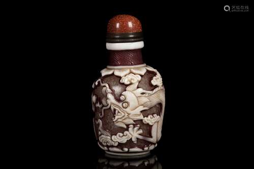 AN WHITE OVERLAY 'DRAGON' SNUFF BOTTLE