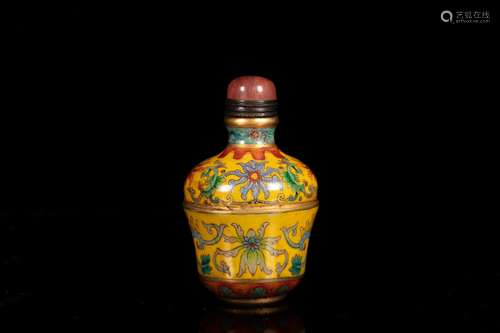 A YELLOW GROUND 'FLOWER' SNUFF BOTTLE