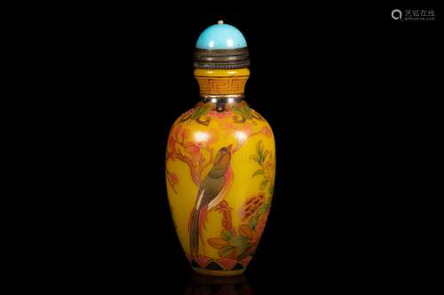 A YELLOW GROUND 'FLOWER AND BIRD SNUFF BOTTLE