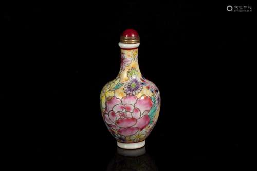 A FAMILLE ROSE 'FLOWER' SNUFF BOTTLE