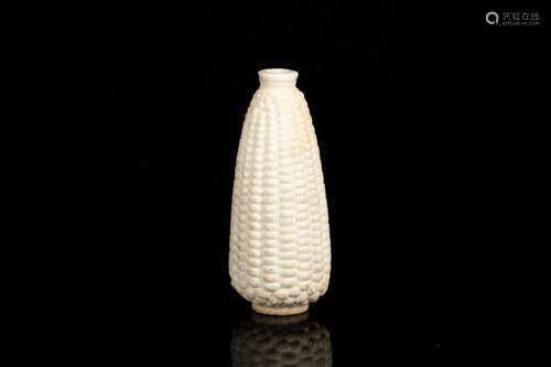 A CORN-SHAPED SNUFF BOTTLE