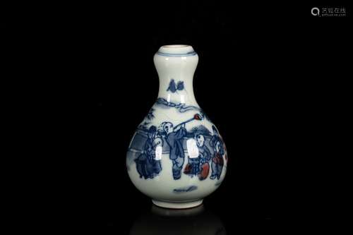 A BLUE AND WHITE AND IRON RED 'FIGURAL' SNUFF BOTTLE