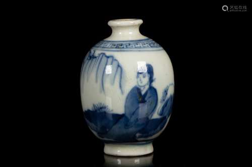 A BLUE AND WHITE MOLDED 'FIGURAL' PORCELAIN SNUFF BOTTLE