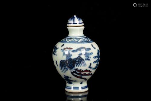 A BLUE AND WHITE AND IRON RED 'DRAGON AND PHOENIX' SNUFF BOTTLE