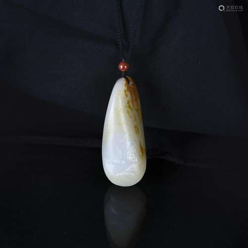 AN IRREGULAR-SHAPED WHITE JADE PENDANT