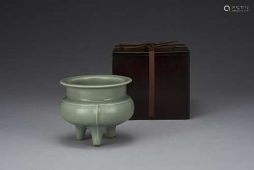 A LONGQUAN CELADON TRIPOD CENSER, SOUTHERN SONG DYNASTY