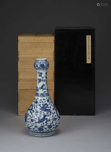 A BLUE & WHITE 'DRAGON' GARLIC-HEAD VASE, MING DYNASTY,