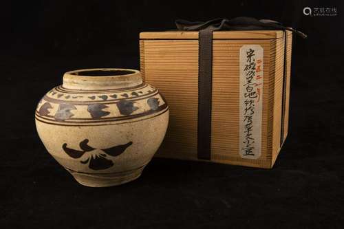 AN ANTIQUE CIZHOU GLAZE FLORAL JAR, SONG PERIOD