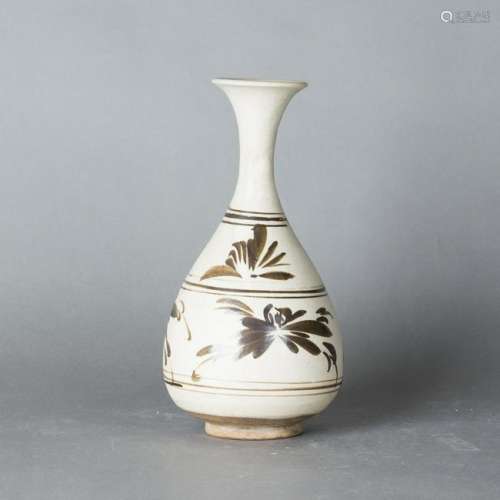 A CIZHOU-TYPE BROWN SLIP-PAINTED PEAR-SHAPED VASE