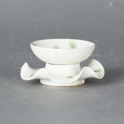 A XING WHITE-GLAZED BOWL WITH A HOLDER