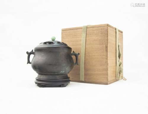 A CHINESE ANTIQUE BRONZE CENSER AND COVER, QING