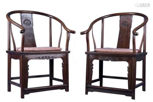 A PAIR OF HUANGHUALI MIXED HARWOOD ARMCHAIRS, QING (Y)