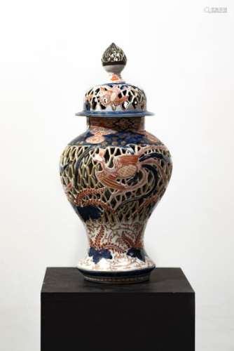 Rare reticulated Arita porcelain vase, Edo period,…
