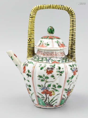 Chinese Fluted Wucai Teapot and Cover,Kangxi P.