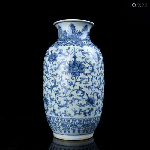 A Chinese Blue and White Porcelain Vase