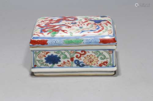 A Chinese Wu-Cai Glazed Porcelain Square Box with Cover