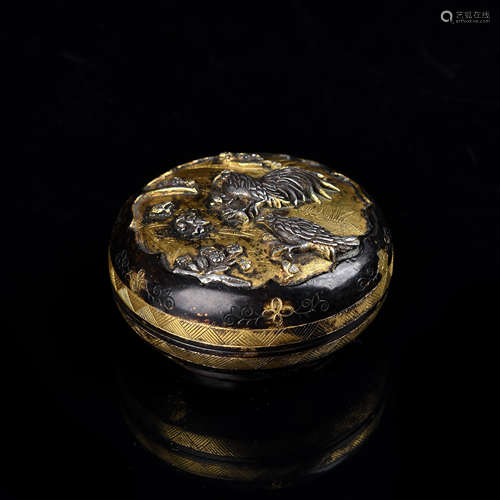 A Chinese Gilt Bronze Round Box with Cover