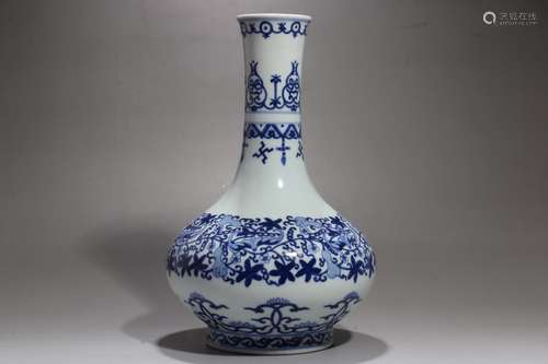 A Chinese Blue and White Porcelain Vase