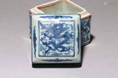 A Chinese Blue and White Porcelain Square Box with Cover