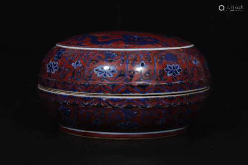 A Chinese Red Ground Blue and White Porcelain Round Box with Cover