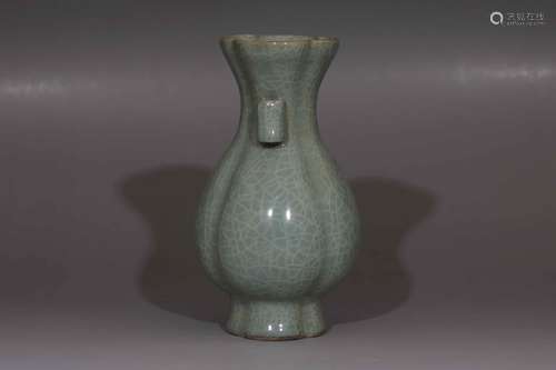 A Chinese Guan-Type Glazed Porcelain Vase