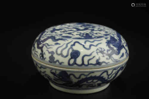 A Chinese Blue and White Porcelain Round Box wit Cover
