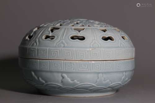 A Chinese Blue Glazed Porcelain Round Box with Cover