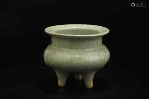 A Chinese Guan-Type Glazed Porcelain Incense Burner