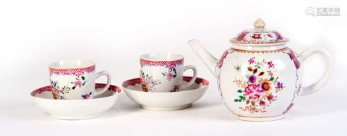 A GROUP OF FAMILLE ROSE PAINT GOLD TEA POT AND CUPS