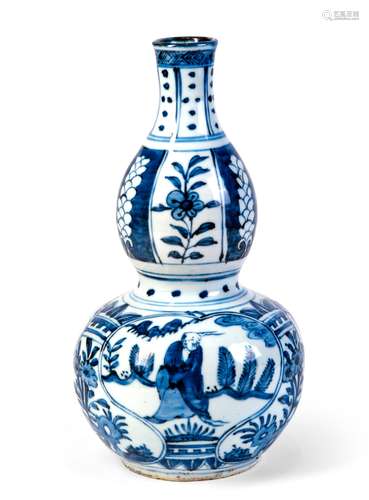 A BLUE AND WHITE GOURD SHAPED VASE