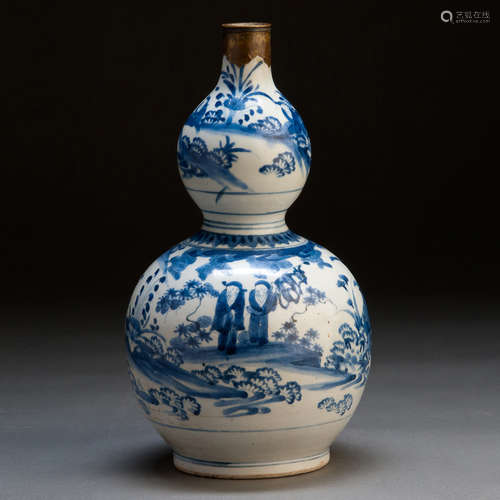 A BLUE AND WHITE GOURD SHAPED VASE