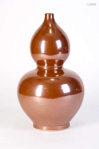 A PORCELAIN GOURD SHAPED VASE