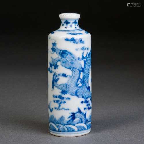 A BLUE AND WHITE SNUFF BOTTLE WITH TWO DRAGONS