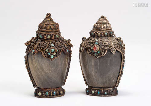 A PAIR OF SNUFF BOTTLE WITH GEM