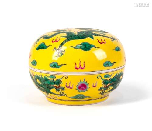 A YELLOW AND GREEN GLAZED BOX WITH TWO DRAGONS