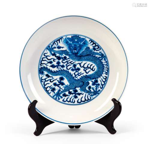 A BLUE AND WHITE DISH WITH DRAGON