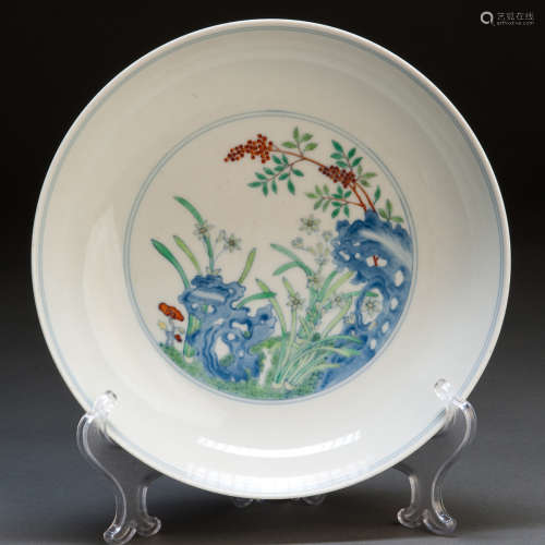 A FAMILLE ROSE DISH