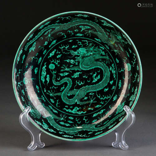 A BLACK AND GREEN GLAZED DISH WITH DRAGON