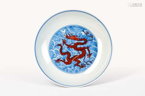 A BLUE AND WHITE DISH WITH DRAGON