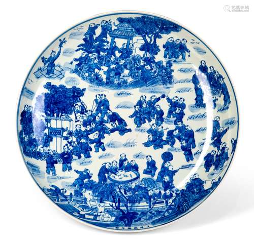 A BLUE AND WHITE DISH WITH BOYS