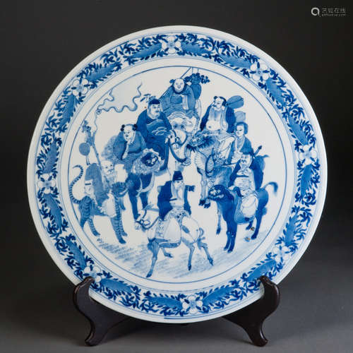 A BLUE AND WHITE ROUND PORCELAIN PLATE WITH EIGHT IMMORTALS