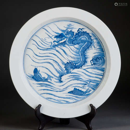 A BLUE AND WHITE DISH WITH DRAGON