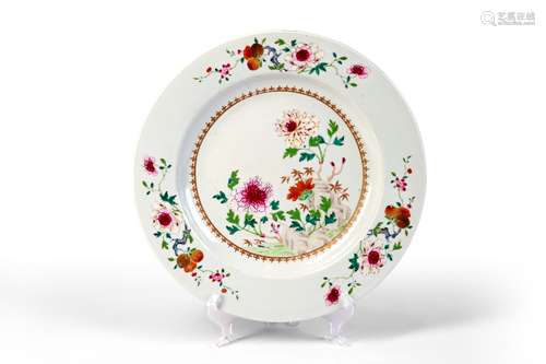 A FAMILLE ROSE PAINT GOLD DISH WITH FLOWERS AND FRUITS