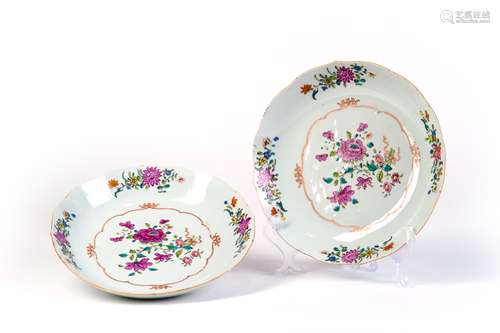 A PAIR OF FAMILLE ROSE PAINT GOLD DISH WITH FLOWERS