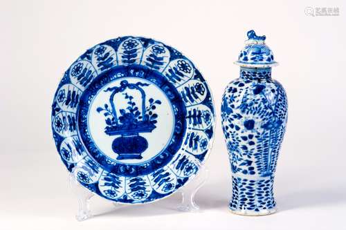 A GROUP OF BLUE AND WHITE VASE AND DISH