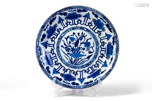 A BLUE AND WHITE DISH WITH FLOWERS