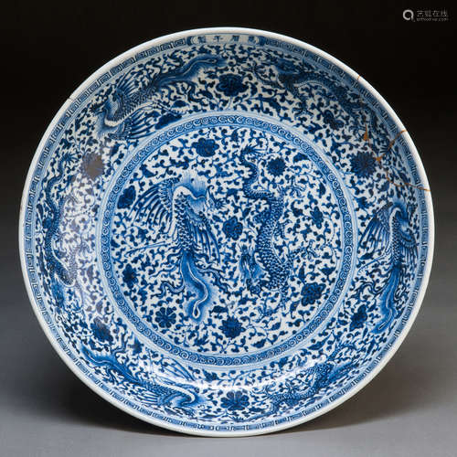 A BLUE AND WHITE DISH WITH DRAGON AND PHOENIX